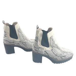 Chinese Laundry Lug Sole Faux Snakeskin Chelsea Boots Black and Cream Size 9 EUC